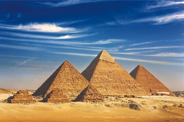 Educational illustration of Ancient Egyptian pyramids showing the Great Pyramid of Giza with Sphinx, designed for children learning about ancient history